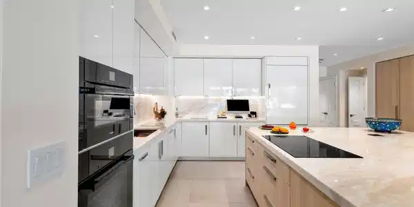 Image 4: Kitchen