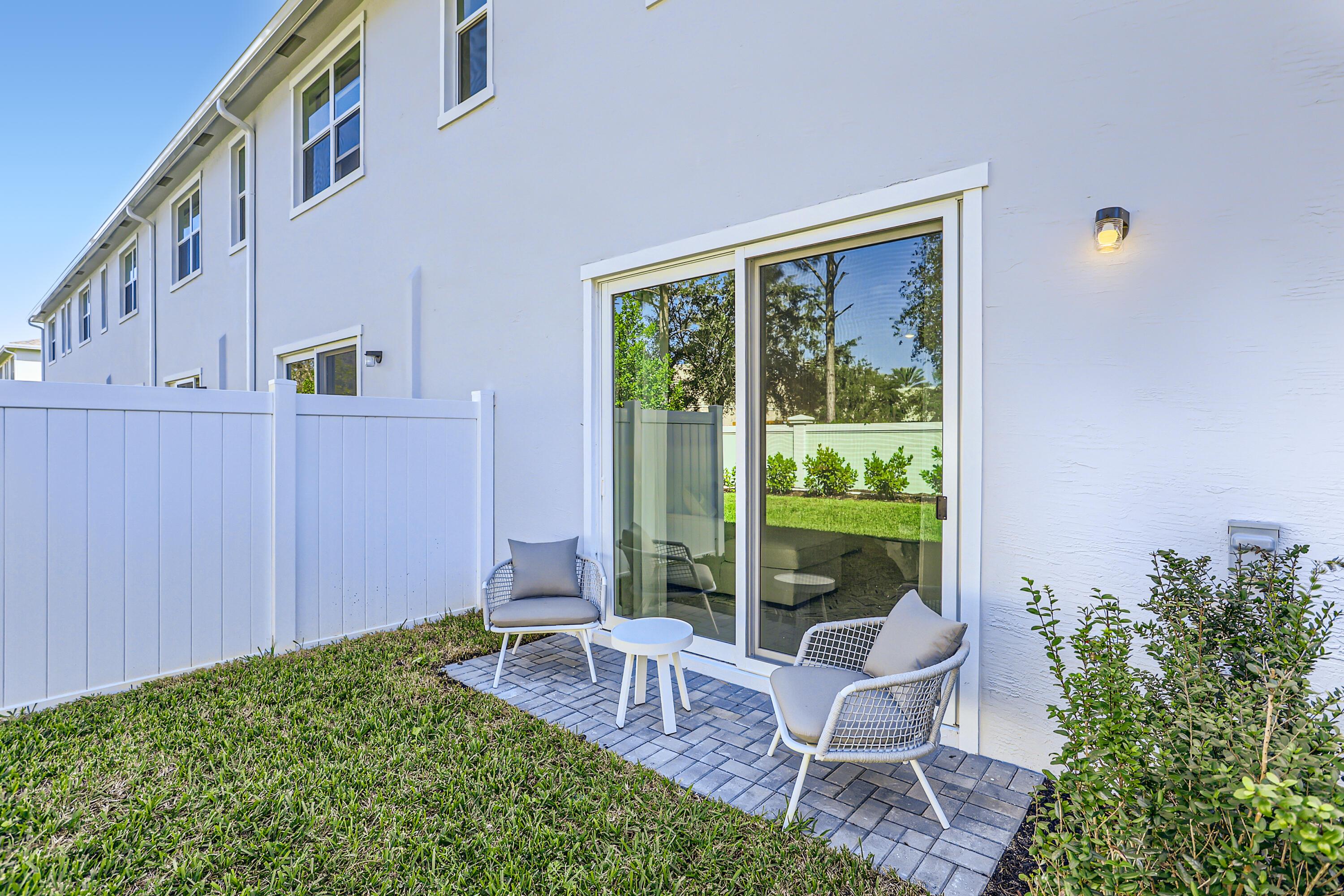 Image 3: PBH_VerandaLanding_Cocco_Pic_Patio_F1