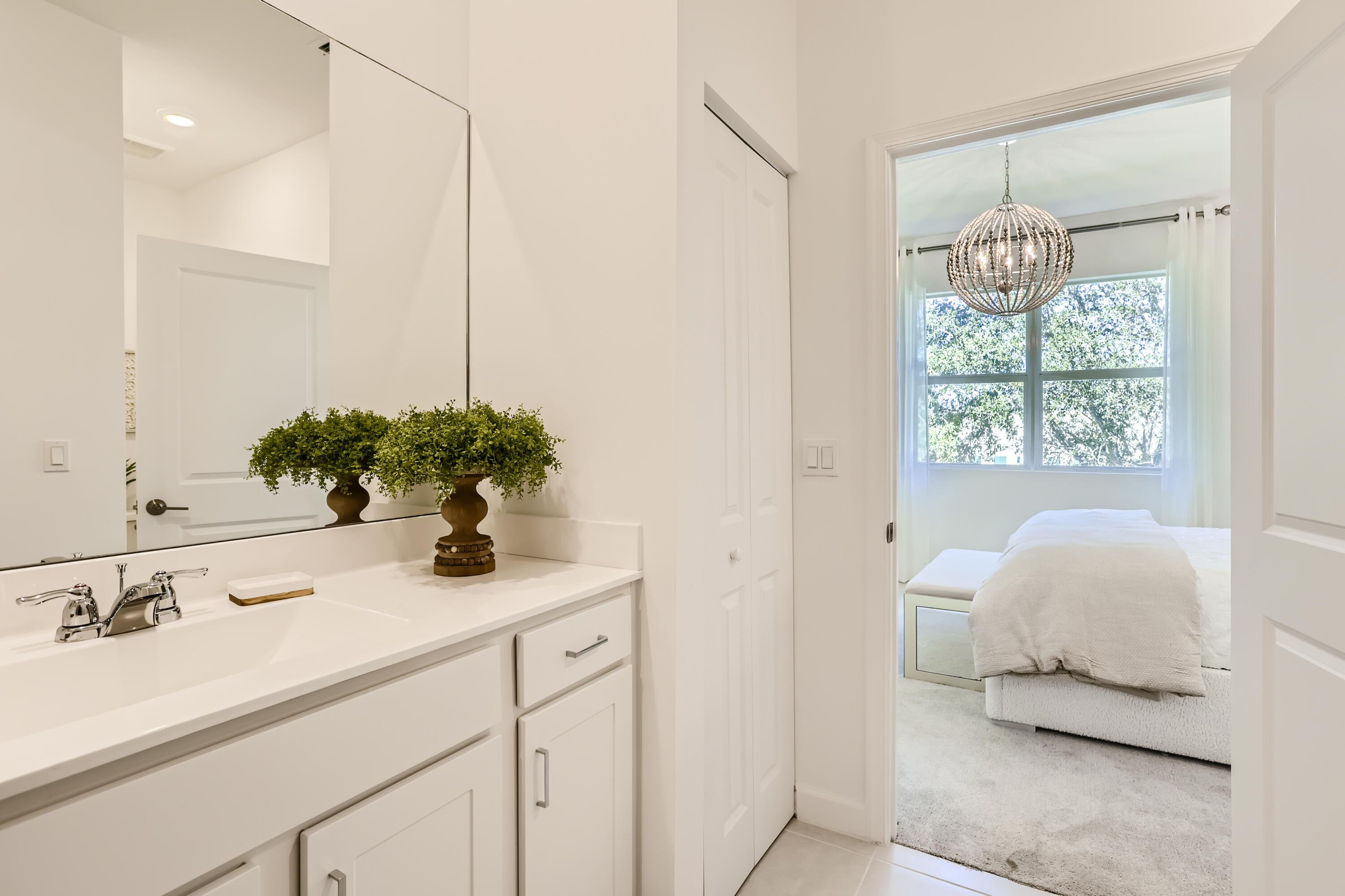 Image 4: PBh_VerandaLanding_Cocco_Pic_Owners_Bath