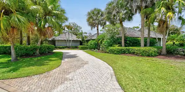 Image 3: 6980SEWingedFootDr(6)