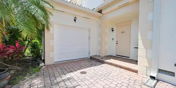 568 7th Square