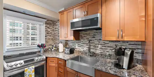 Image 4: Kitchen