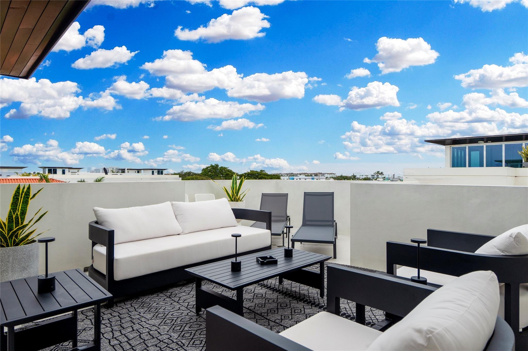 Image 4: Roof Top Terrace w/ Summer Kitchen