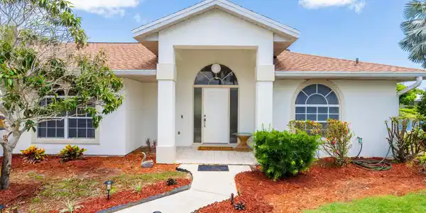 1123 SW Oak Hollow Court