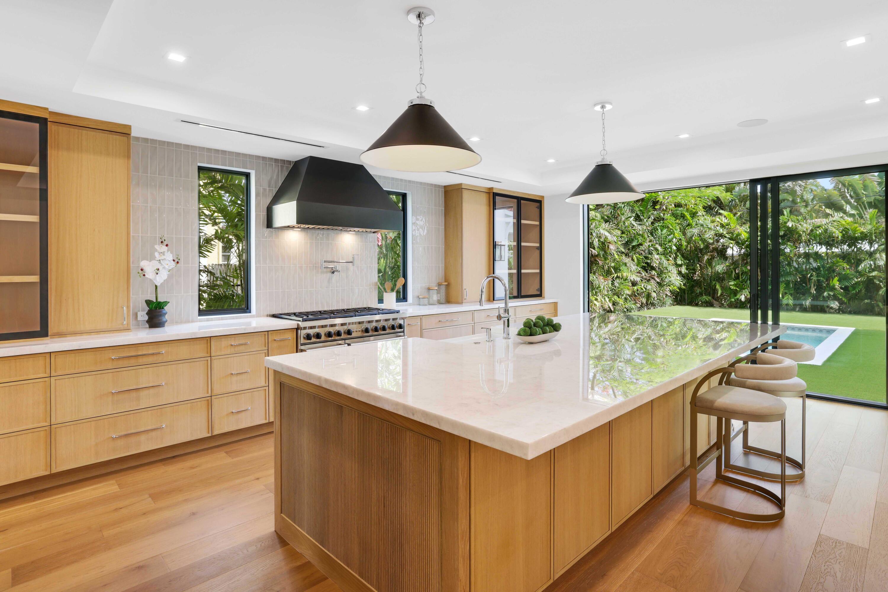 Image 4: Kitchen