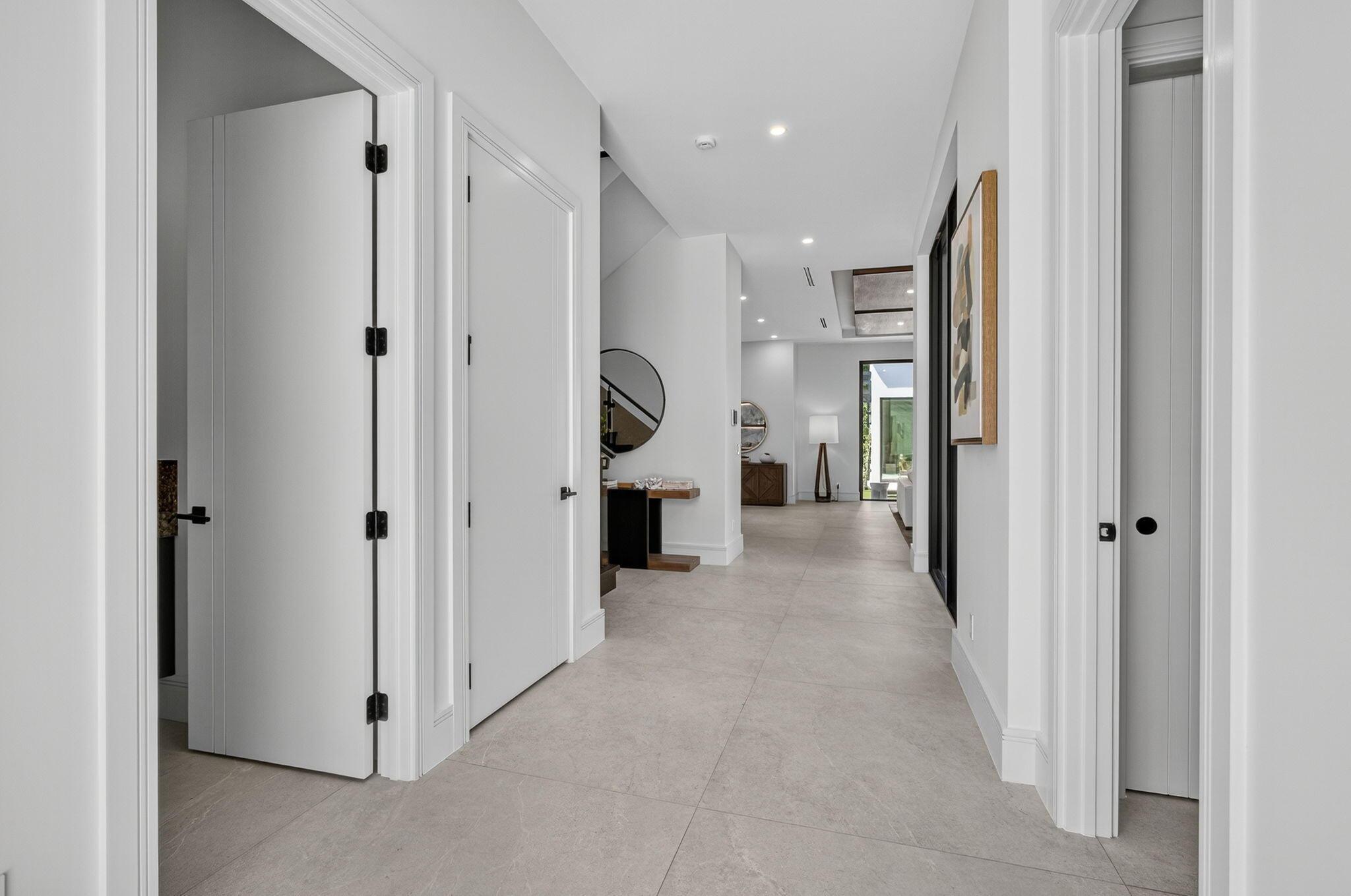 Image 4: Foyer