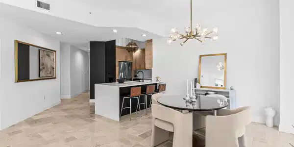 Image 3: Large Island Counter & Bar