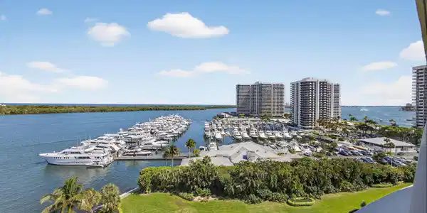 124 Lakeshore Drive