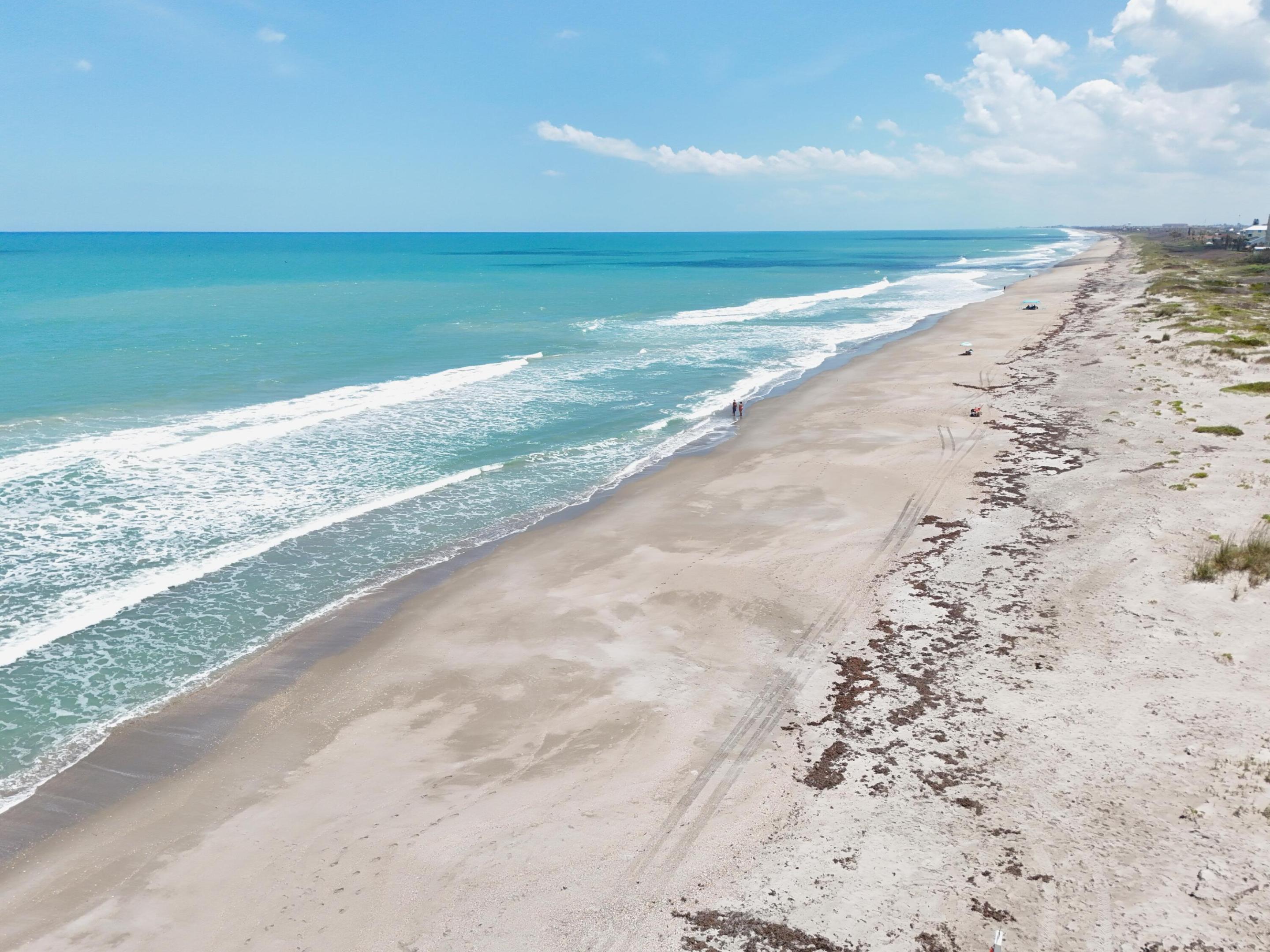 Image 3: Expansive Beachfront