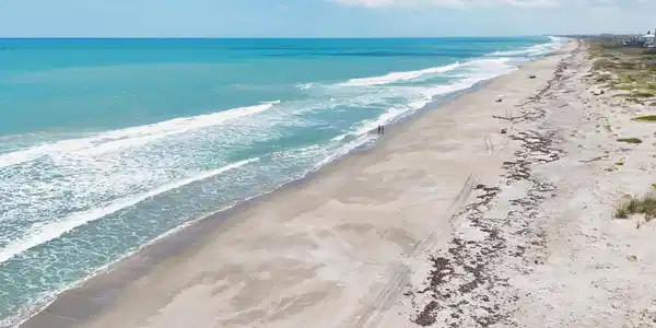 Image 3: Expansive Beachfront