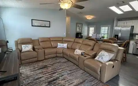 Image 4: Living room