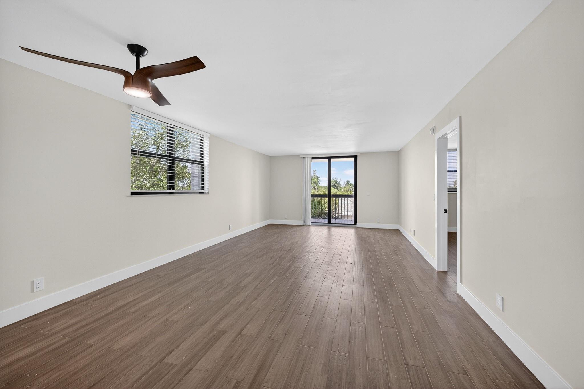 Image 4: Large Living/Dining Area