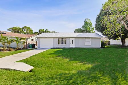 733 SE Academy Lane