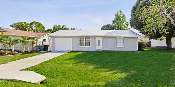 733 SE Academy Lane