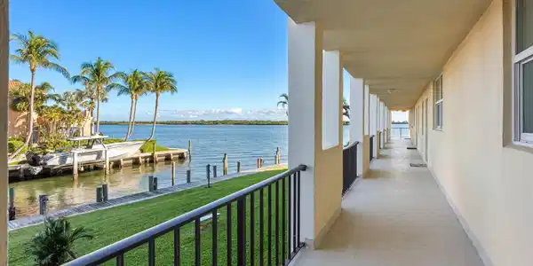 105 Paradise Harbour Boulevard