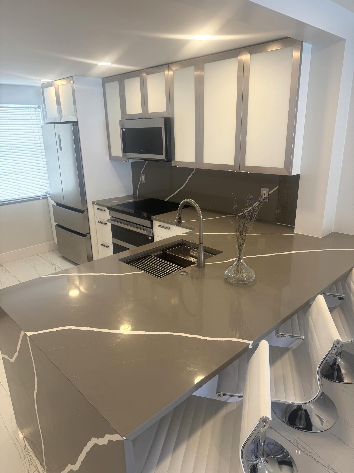 Image 3: Kitchen Island