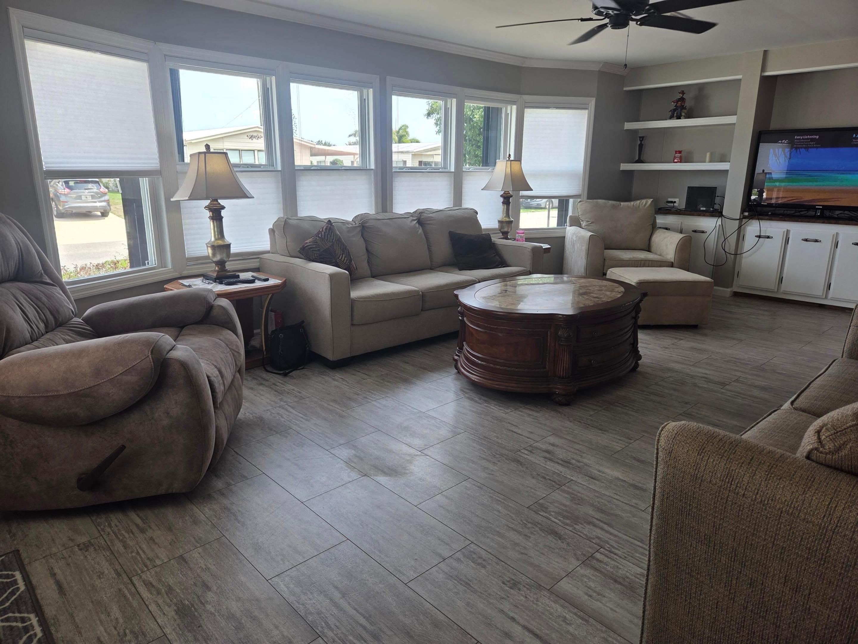 Image 2: livingroom 3