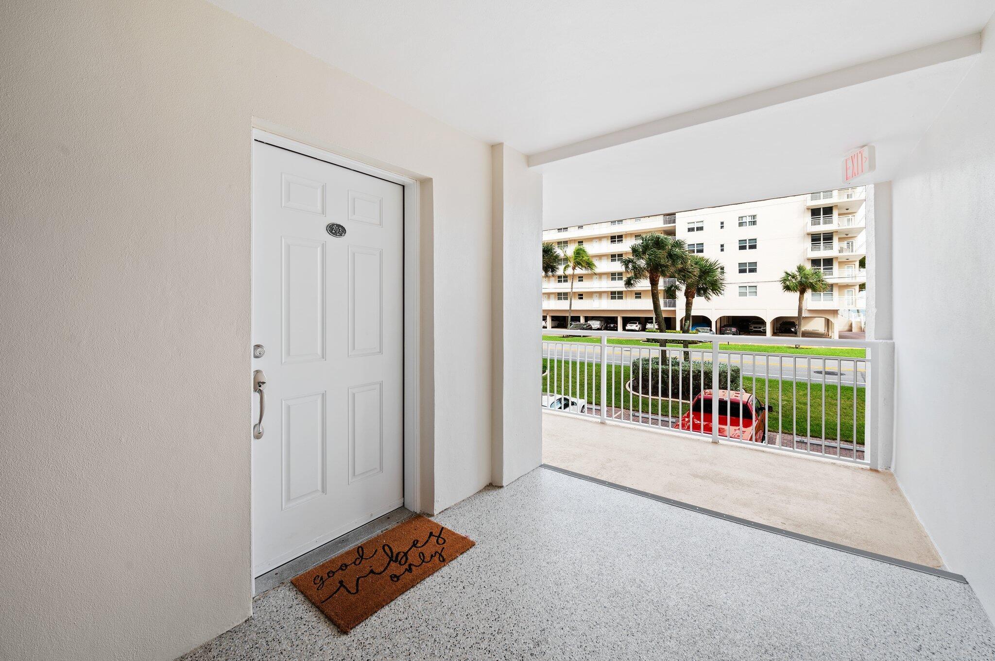 Image 3: 2-web-or-mls-1050-hillsboro-mile-203w