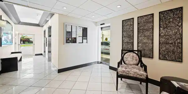 Image 4: 3-web-or-mls-1050-hillsboro-mile-203w