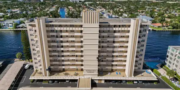 303 N Riverside Dr