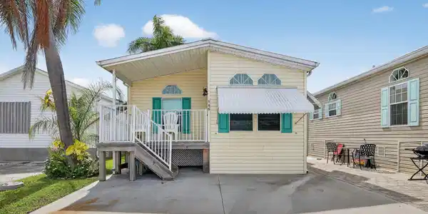 566 Nettles Boulevard