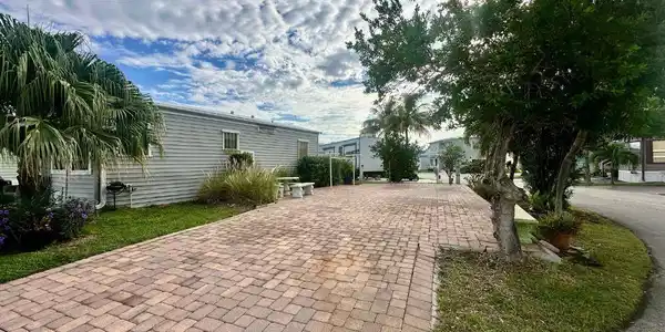 305 Nettles Boulevard