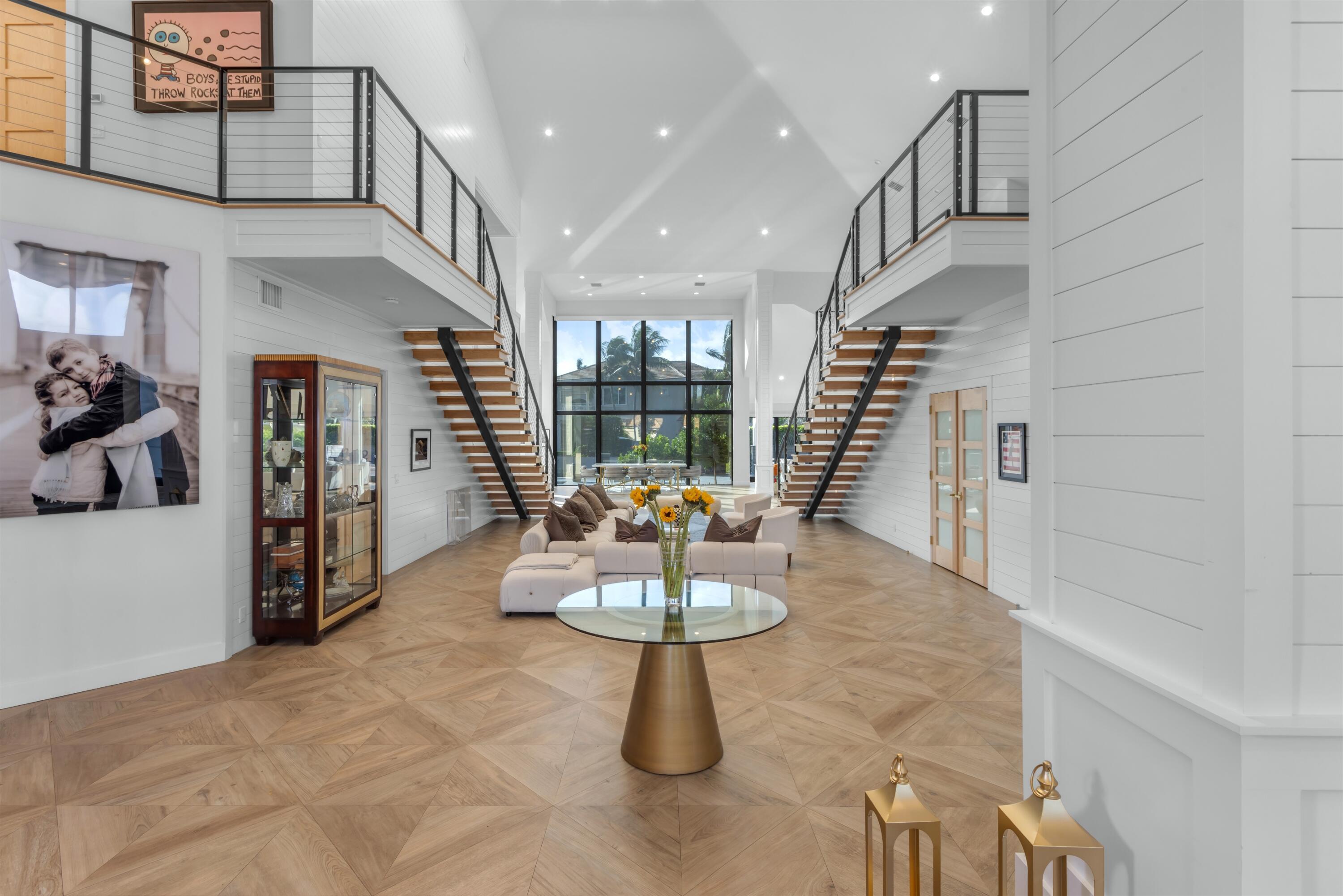 Image 4: FOYER_STRAIGHT