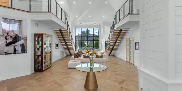 Image 4: FOYER_STRAIGHT