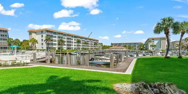 Image 3: BALCONY TO MARINA-POOL