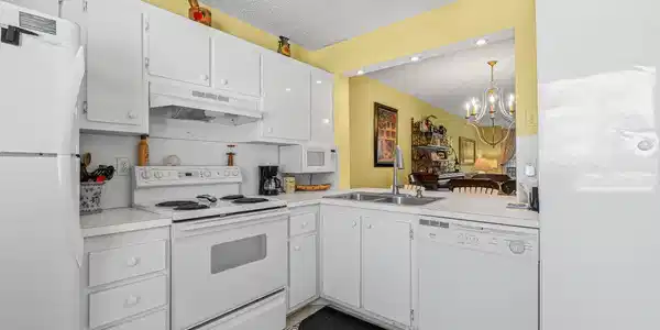 Image 4: KITCHEN
