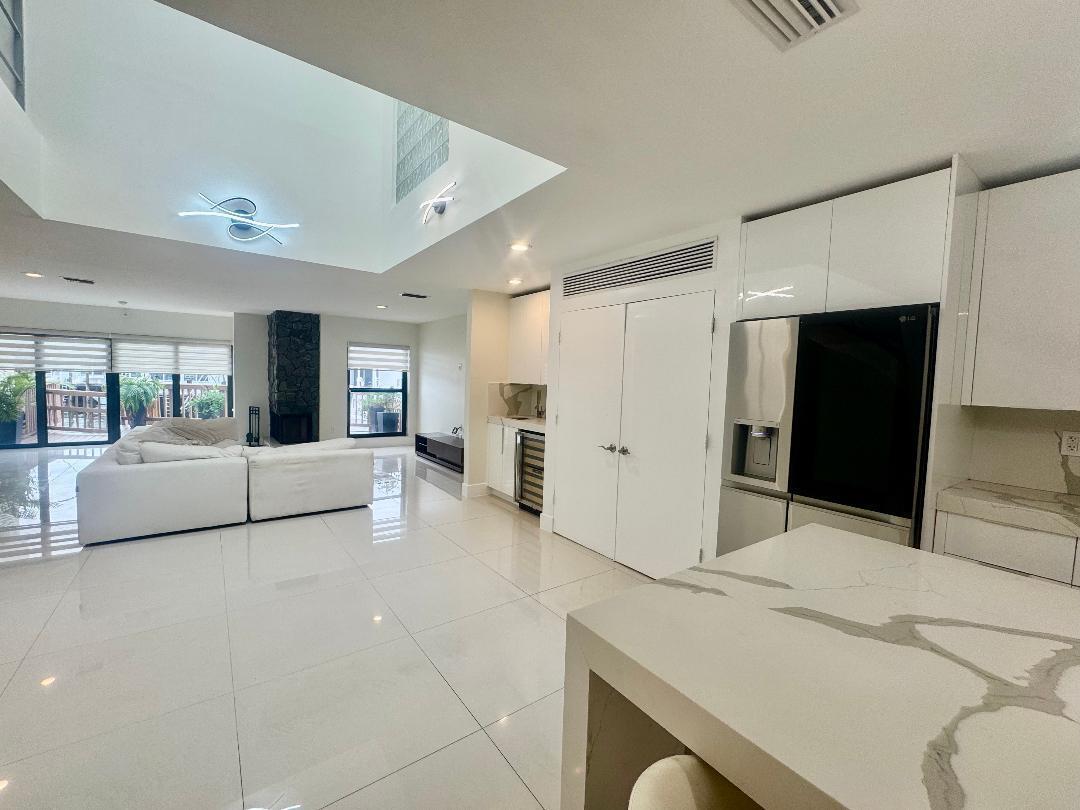 Image 2: Open floor plan