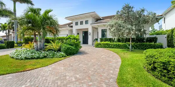 925 Allamanda Drive