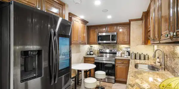 Image 4: Kitchen
