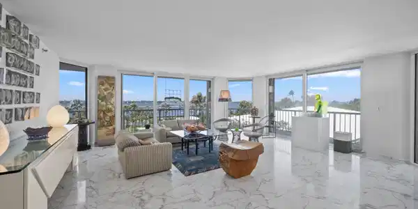 Image 4: Living Room