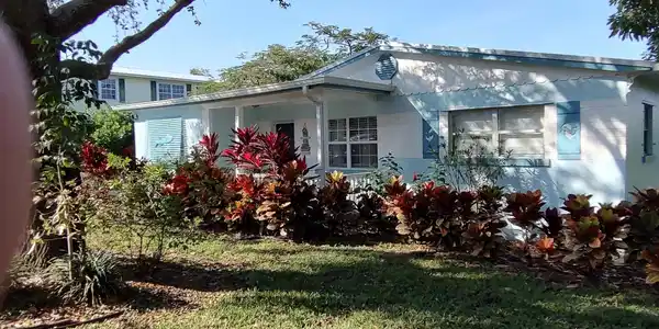 1933 NE Lake Place
