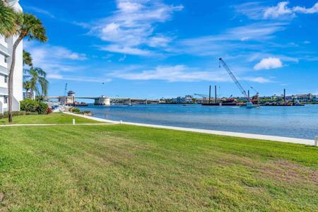 1542 SE Jupiter Cove Drive