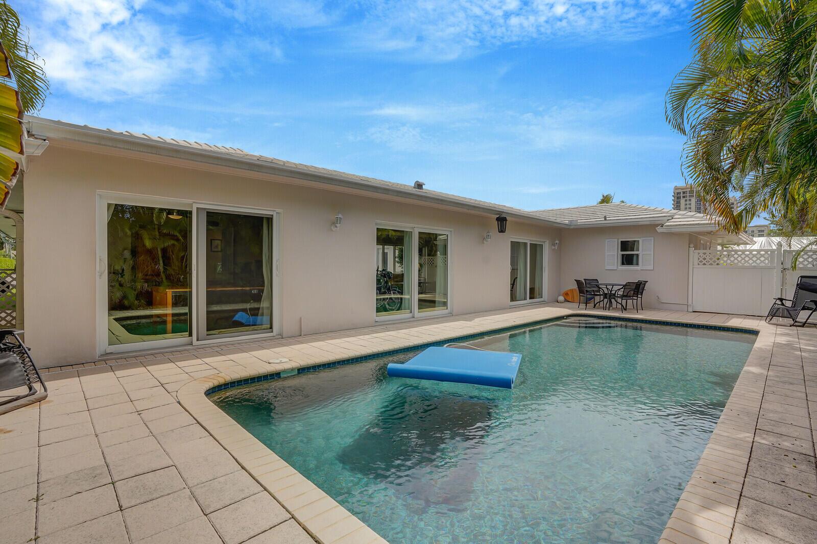 Image 2: 1211 Bimini pool