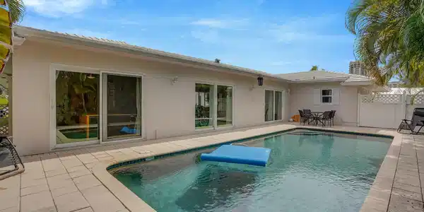 Image 2: 1211 Bimini pool