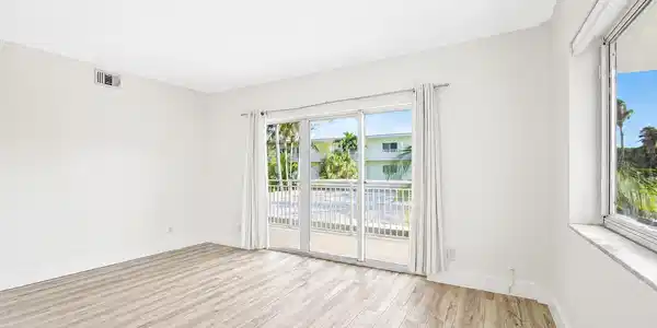 Image 3: Living area
