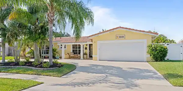 1221 SE 10th Terrace