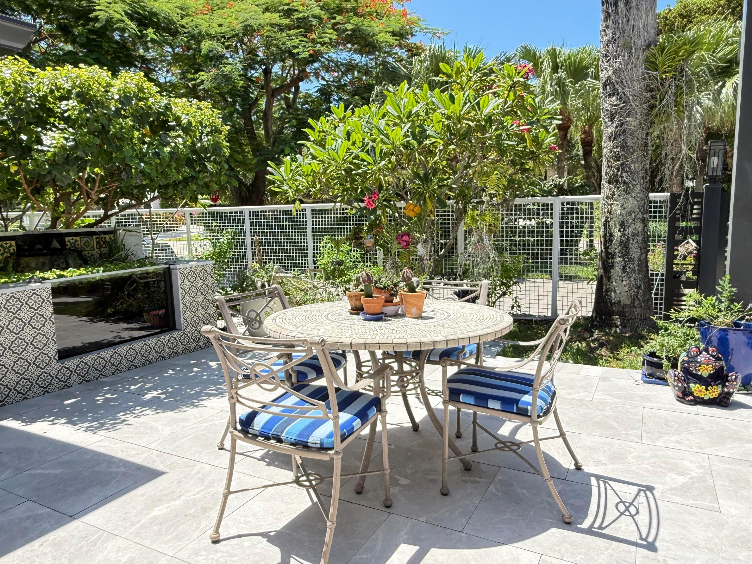 Image 4: Fenced Patio Courtyard