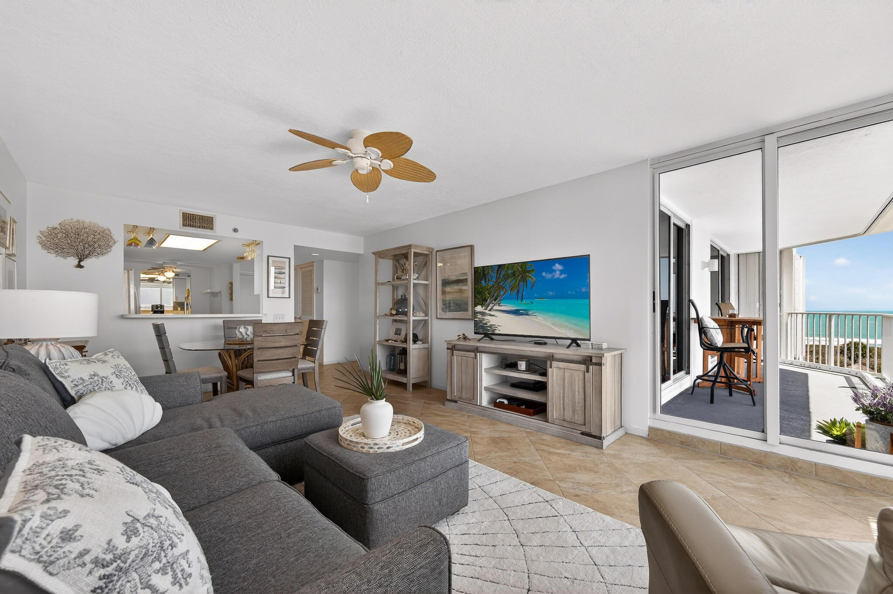 Image 3: Living room