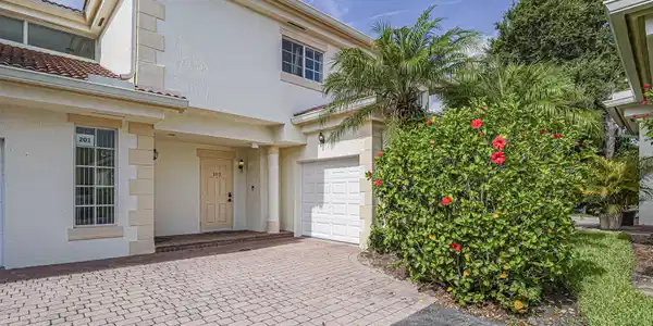 Image 4: front view/1 car garage