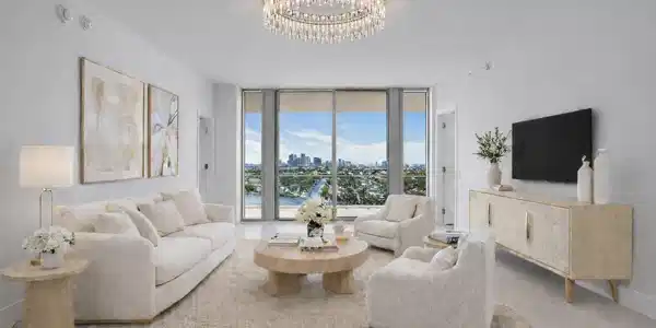 Image 3: The living room, The chandeliers are not included