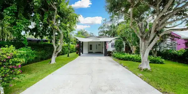 718 N Lakeside Dr