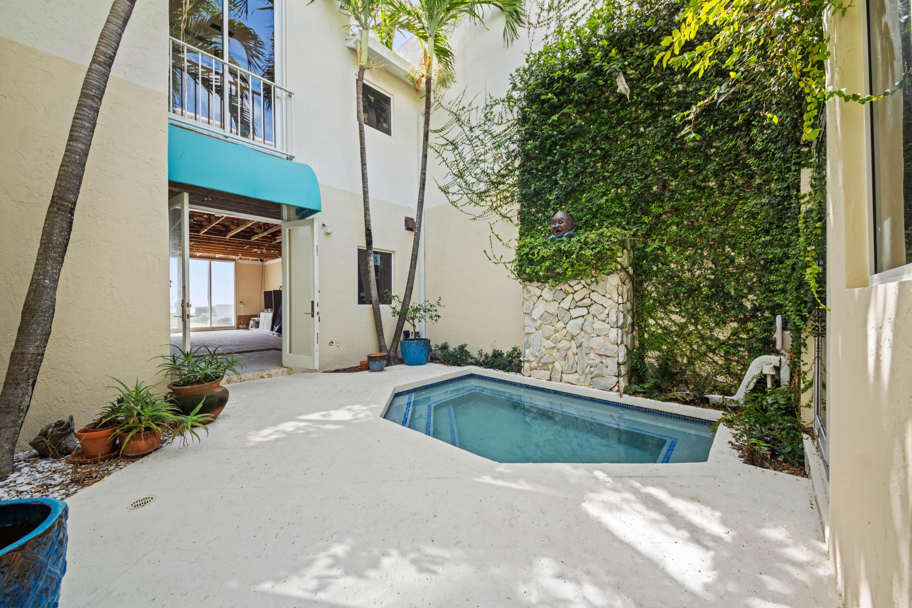 Image 4: PRIVATE COURTYARD