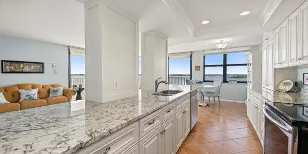 Image 4: Kitchen, Dining Area