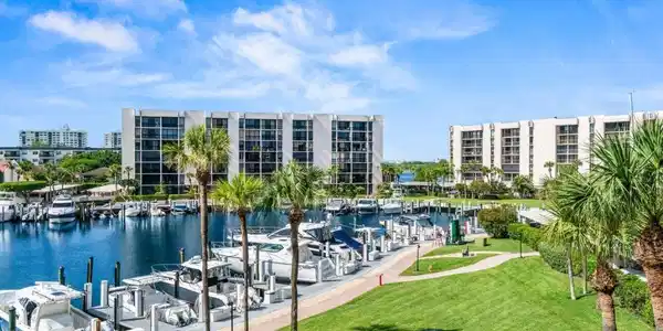 2707 N Ocean Boulevard