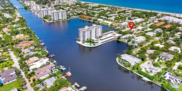 Image 2: Conveniently located near beaches, dining & shoppi