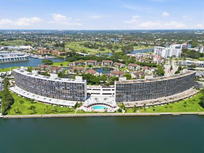 124 Lakeshore Drive